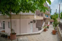 Chris Apartments