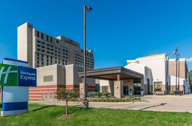 Holiday Inn Express & Suites Springfield by IHG
