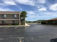 AmericInn by Wyndham West Bend - parking