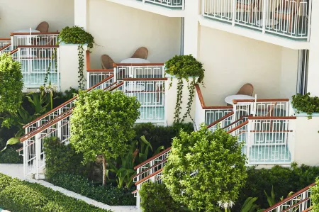 Four Seasons Resort Palm Beach Отели рядом с достопримечательностью «Залив Бойнтон Бич»