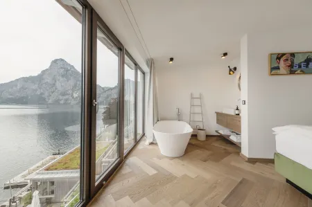 Das Traunsee - Das Hotel Zum See 4 Stern Superior Отели в г. Эбензе