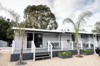 Highway 1 Holiday & Lifestyle Park Hotel di Davoren Park