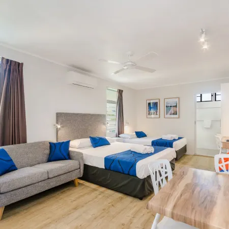 Beach House Motel Отели рядом с достопримечательностью «The Strand Beach»