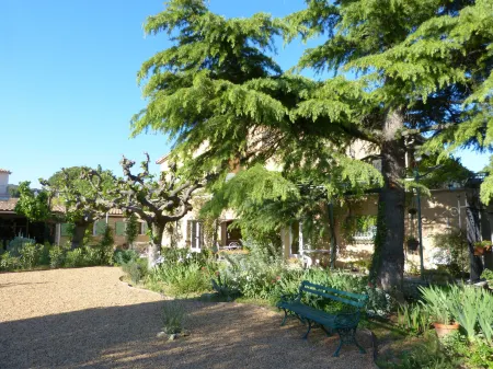 Villa Thebaïde Chambres d'hôtes Отели в г. Сен-Лоран-Дез-Арбр