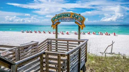 .2 Miles from Beach, Bright and Modern Townhome, 3Bd, 3BTH Отели в г. Мирамар-Бич