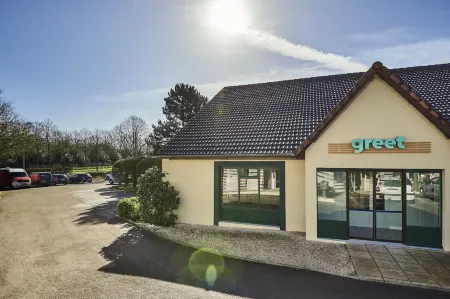 Greet  Hotel Versailles - Voisins le Bretonneux Отели рядом с достопримечательностью «Парк Жанет Э Поль Жан»