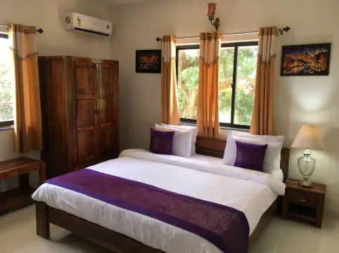 Monarch Suites