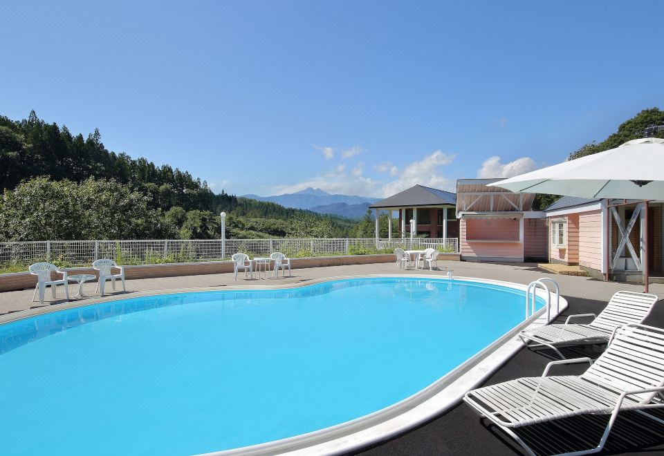 호텔 류 리조트 & 스파의 야외 수영장 전경