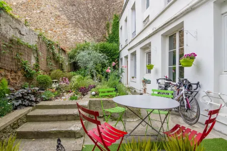 Hôtel d'Angleterre Versailles Отели рядом со станцией Versailles Montreuil Train Station