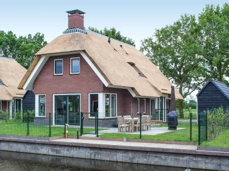 Villa in Friesland with Waterfront Garden Отели в г. De Friese Meren