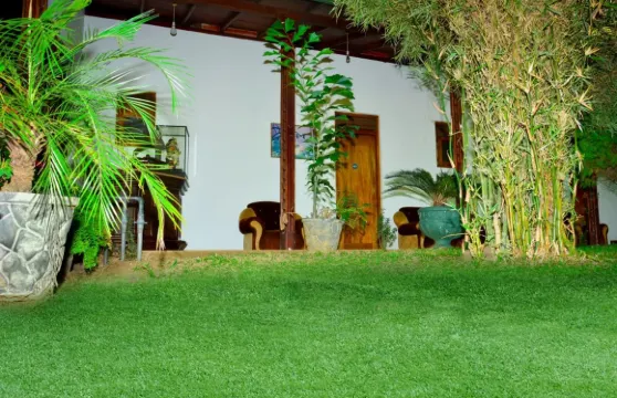 塞納羅假日旅館