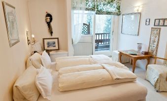 Dietrichsteinerhof Apartments & Rooms