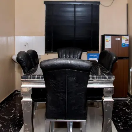 Abeokuta 2-Bed House Sleeps 4 with Free Parking