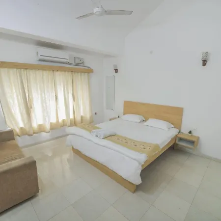 3BHK with Pool - Dream Habitat by Universe Villas