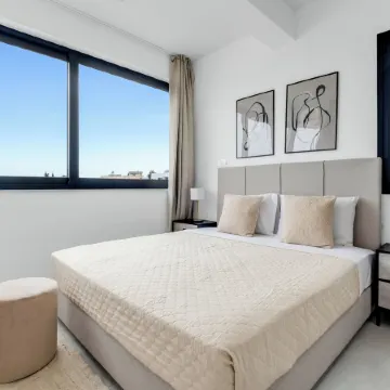 Sanders Elgio - Neat 3-Bdr Apt with Rooftop