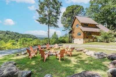 Hunter's Hideaway 2 Bedroom Cabin by Redawning