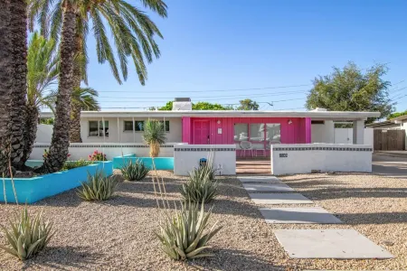 Northview Mid-century Escape Pool Firepit Bocce Отели рядом с достопримечательностью «Пистева Пик»