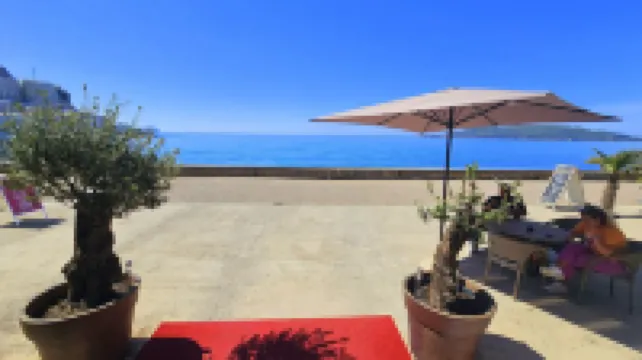 Royalis Suites Rafailovici - Beachfront Sea View Apartments