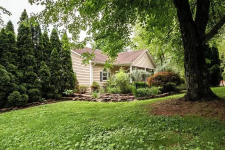 The Kentucky Castle Отели рядом с достопримечательностью «Bluegrass Scenic Railroad and Museum»