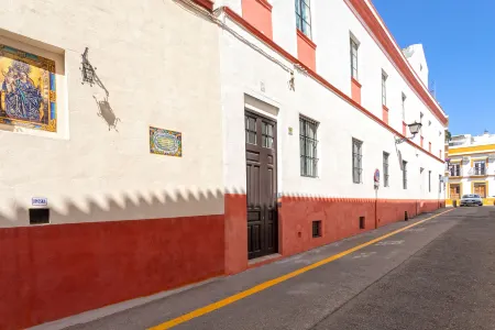 Genteel Home San Laureano Отели рядом с достопримечательностью «Мост Изабеллы II»