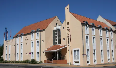 City Hotel Nattergalen Apartments Отели рядом с достопримечательностью «Hans Christian Andersen's Childhood Home»