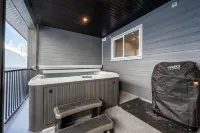 Grizzly Ridge Getaway - Private Hot Tub, Mtn View & Sleeps 11
