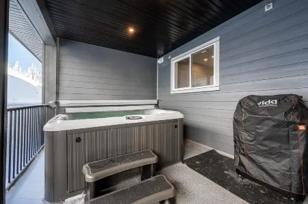 Grizzly Ridge Getaway - Private Hot Tub, Mtn View & Sleeps 11