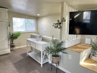 Kitchenette and Off Street Parking Access - Charming Studio Escape Hôtels à : Medford