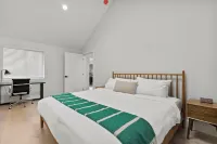 Greeley Lodge: Hot Tub, Sauna, Steps to Downtown