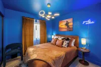 Dollhouse Daydream Barbie-inspired, Spacious 5-bedroom house with heated pool Hotels in Peoria