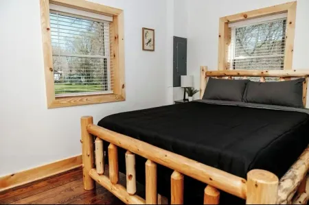 Cozy Cabin on the Creek with Hot Tub!