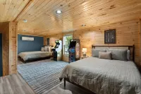 Cabin w/ Firepit~Pickleball~Arcade Games~River Boat Ramp~20 Min Lake Cumberland