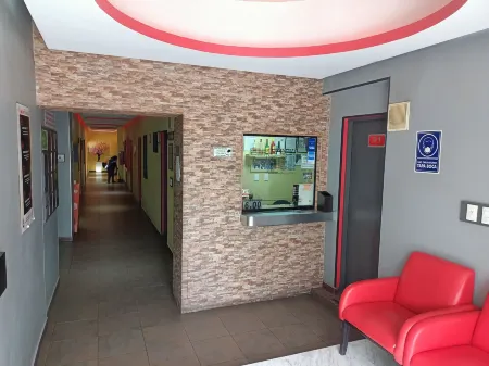 Hotel Piet Отели рядом со станцией Autobuses Poniente Station