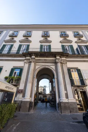 Agra Suites Отели рядом с достопримечательностью «Via Caracciolo e Lungomare di Napoli»