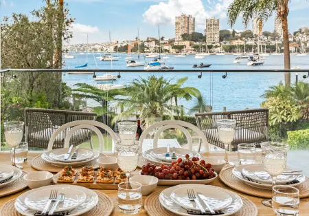 Cocos at Palm View Collective Отели рядом с достопримечательностью «Elizabeth Bay Marina»