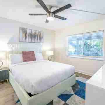 Coastal Escape • Walk to Beach • Gym • Pool • Hot Tub Rooms