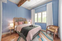 A Colourful Life! 4Bed/2.5Bath/1Car ~ Queenslander