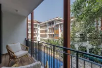 Hidden Gem Luxe Suite w Pool View - 1km to Beach