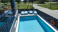 Peloton Inn - Beach