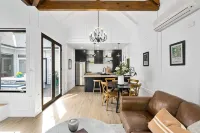 Luxury villa - a stones throw from the lake