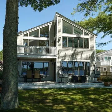 Beautiful lakefront vacation property in Mashpee