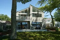 Beautiful lakefront vacation property in Mashpee - バスタブ