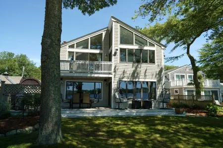 Beautiful lakefront vacation property in Mashpee