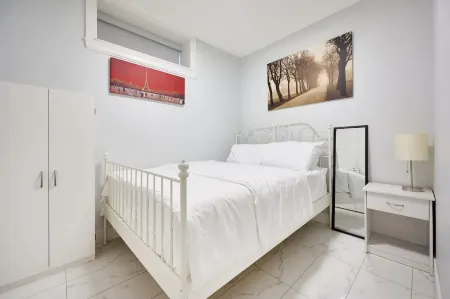 Basement Suite in Vancouver Отели рядом с достопримечательностью «Дэвид Томпсон Секондари Скул»