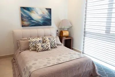 Villa Magnolia, Lux condo, steps from the beach.