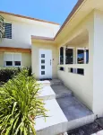 Spacious 5-bedroom house in gated community, private pool and semi-private beach