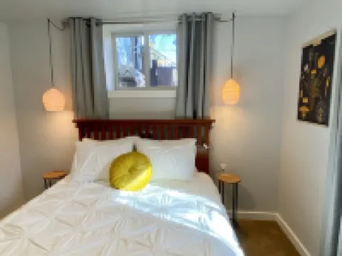 Trail Lovers Getaway - walk or bike to downtown