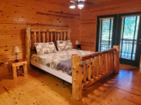 Cozy riverfront cabin! Great fishing & fun for the whole family.