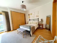 Golf, beach, country and city. Central and modern for up to 5 guests