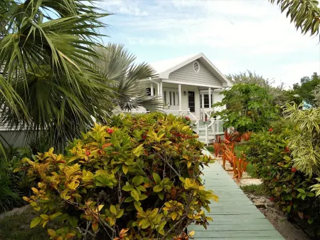 Nice Wooden House, a few steps from the beach - sleeps 6 - Strategic location